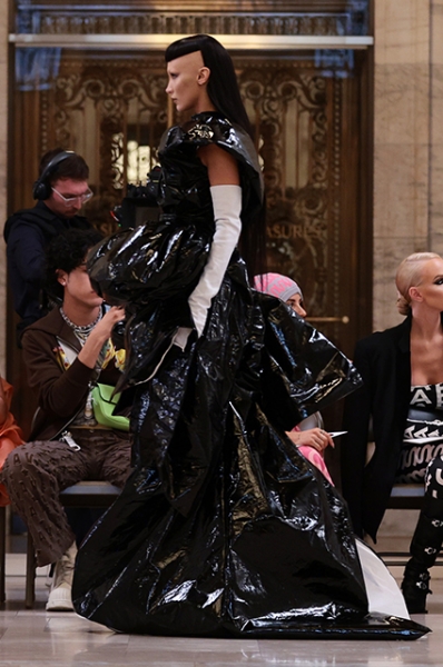 Выбритые виски и черные челки: Белла и Джиджи Хадид появились на показе Marc Jacobs в необычных образах