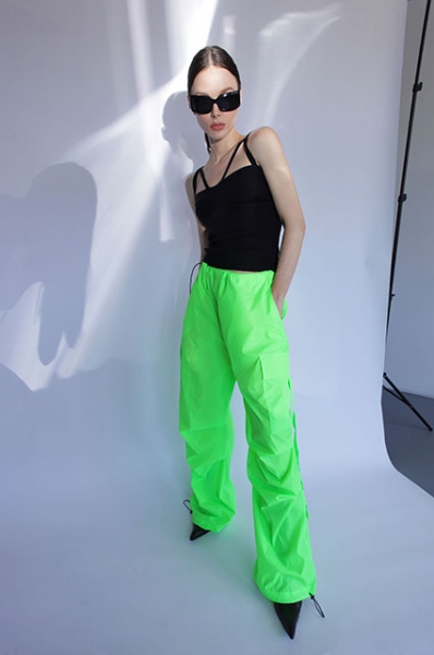 Маст-хэв лета — брюки-карго: 7 моделей, чтобы повторить образы Насти Ивлеевой, Ирины Шейк и других звезд